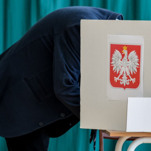 Polonia organizează duminică alegeri prezidențiale cu rezultatele foarte strânse, relatează digi24.ro. Candidatul proeuropean și liberal Rafal Trzaskowski, din Coalitia Civica, și ultraconservatorul Karol Nawrocki, susținut de partidul de opoziție Lege și Justiție, concurează pentru cel mai înalt post din țară. Alegătorii trebuie să decidă dacă vor sprijini o orientare pro-americană și pro-europeană sau o cursă spre naționalism și influență rusă. Potrivit televiziunii TVPWorld, prezența la urne a fost considerată crucială pentru rezultatul alegerilor, iar pentru ora prânzului în turul al doilea, participarea lansase 24,83%.