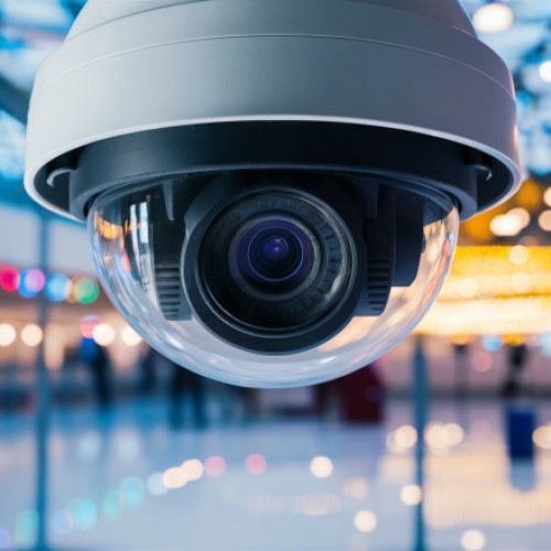 India implementează norme stricte pentru echipamentele de supraveghere, într-un efort de a securiza sistemele și de a reduce riscurile de spionaj, notează digi24.ro. Potrivit unui document oficial și a e-mailurilor trimise de companii, producătorii de camere CCTV trebuie să prezintele hardware-ul, software-ul și codul sursă pentru testare în laboratoarele guvernamentale, declanșând avertismente privind posibile întreruperi ale aprovizionării și dispute între autorități și companii internaționale.