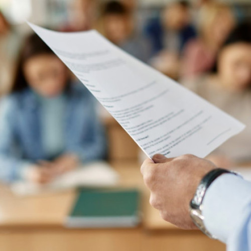 Încep înscrierile pentru examenul de Bacalaureat 2024, potrivit datelor comunicate de Ministerul Educației și citate de digi24.ro. Conform calendarului aprobat, elevii pot depune candidații pentru probele scrise în perioada 5-9 iunie, iar cursurile claselor terminale se vor încheia pe 6 iunie.