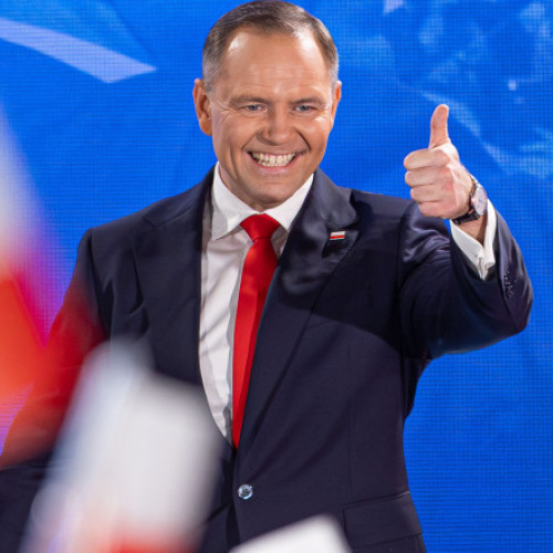 Karol Nawrocki, câștigătorul celui de-al doilea tur al alegerilor prezidențiale din Polonia, cu puțin sub 51% din voturi, este un istoric cu orientare naționalistă, specializat în lumea criminală, relatează AFP. Potrivit digi24.ro, Nawrocki are 42 de ani și a beneficiat de sprijinul principalului partid de opoziție, Lege și Justiție (PiS), precum și al administrației fostului președinte Donald Trump.