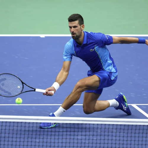 Novak Djokovici, în timpul turneului de la Paris, a avut parte de momente tensionate după meciul său de la Roland Garros, relatează ziaruldeiasi.ro. În paralel, finala Ligii Campionilor dintre PSG și Bayern Munchen a avut loc la München, fapt menționat de sursă.
