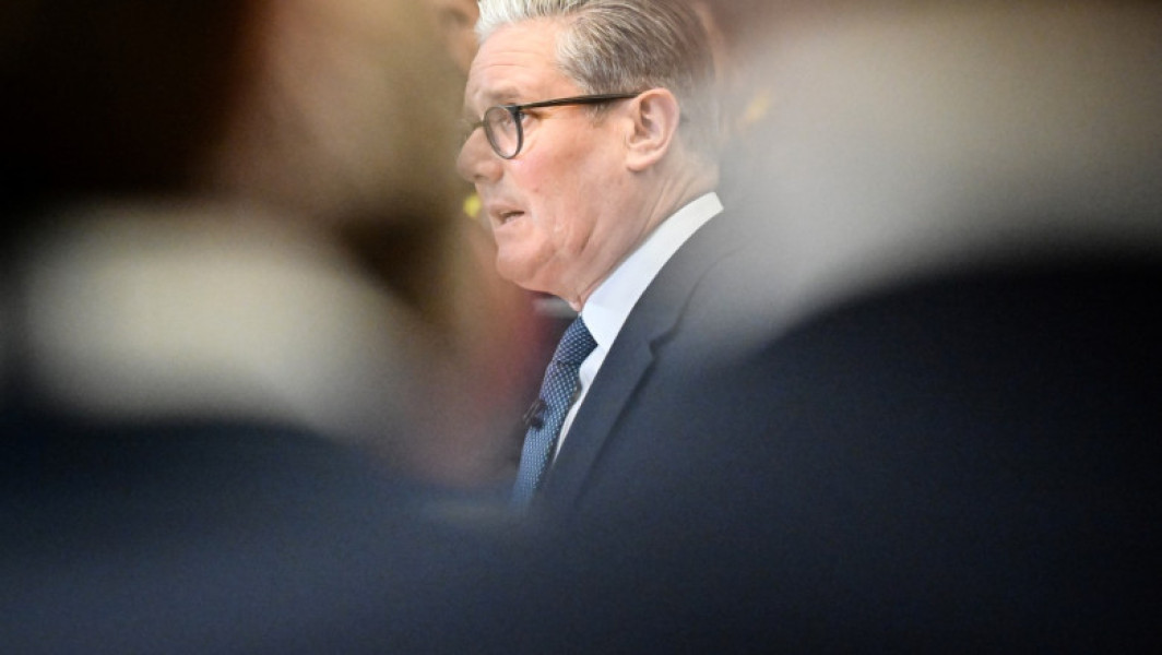 Un suspect dintr-o serie de incendieri legate de prim-ministrul britanic, Keir Starmer, putea fi recrutat de serviciile secrete ruse prin aplicația Telegram, notează Radio Europa Liberă, citată de European Pravda. Conform anchetei, Roman Lavrinovich, în vârstă de 21 de ani, care este suspectat de incendierea unor proprietăți asociate lui Starmer, a fost implicat activ în grupuri de pe Telegram în Londra între 2022 și 2025. În ultimele sale postări, el căuta de lucru în domenii precum construcțiile și ospitalitatea.