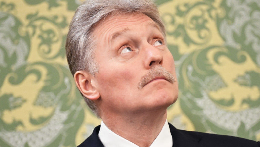 Eforturile de pace pentru încheierea războiului din Ucraina sunt foarte complexe, potrivit anunțului făcut de Kremlin. Potrivit informațiilor citate de digi24.ro, purtătorul de cuvânt al președinției ruse, Dmitri Peskov, a declarat că nu trebuie să se aștepte decizii rapide în această privință. "Ar fi greșit să așteptăm decizii și progrese imediate", a spus el.