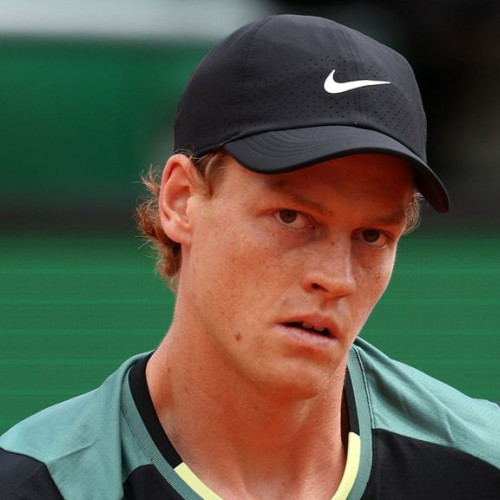 Jannik Sinner a atins o performanță record la Roland Garros, devenind primul italian din istorie care ajunge în șase semifinale de turnee majore, relatează ziaruldeiasi.ro. În meciul de miercuri, el l-a învins pe Alexander Bublik cu scorul de 6-1, 7-5, 6-0, după o perioadă de 1 oră și 48 de minute.