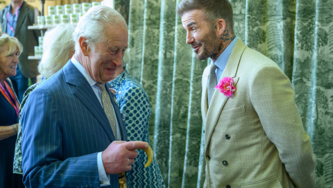 David Beckham va primi titlul de cavaler în săptămâna viitoare, în cadrul sărbătoririi zilei de naștere a regelui Charles al III-lea, potrivit unor surse citate de digi24.ro. Fotbalistul a fost pe lista de cavaleri de mai bine de zece ani, după ce a jucat de peste 100 de ori pentru naționala Angliei și a devenit cunoscut pentru activitatea sa caritabilă, în special în domeniul sprijinului pentru copiii defavorizați.