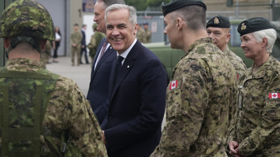 Canada își va crește bugetul pentru apărare la 2% din produsul intern brut în acest an, a anunțat luni premierul Mark Carney. Potrivit acestuia, astfel se atinge obiectivul NATO cu o jumătate de deceniu mai devreme. Carney a subliniat că ideea potrivit căreia poziția geografică a Canadei ne protejează este din ce în ce mai învechită, iar amenințările din partea Rusiei și Chinei fac ca această atitudine să devină insuficientă.