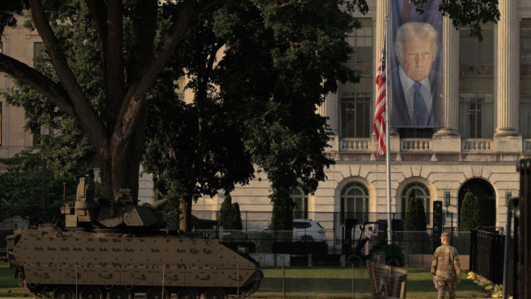Planificarea paradei militare a lui Donald Trump la Washington, pentru a marca cea de-a 79-a aniversare, este în un mare semn de întrebare din cauza condițiilor meteo nefavorabile, noteaza The Times. Oficialii analizează posibilitatea de a anula evenimentul din cauza avertizărilor de furtuni, care ar putea pune în pericol siguranța participanților.