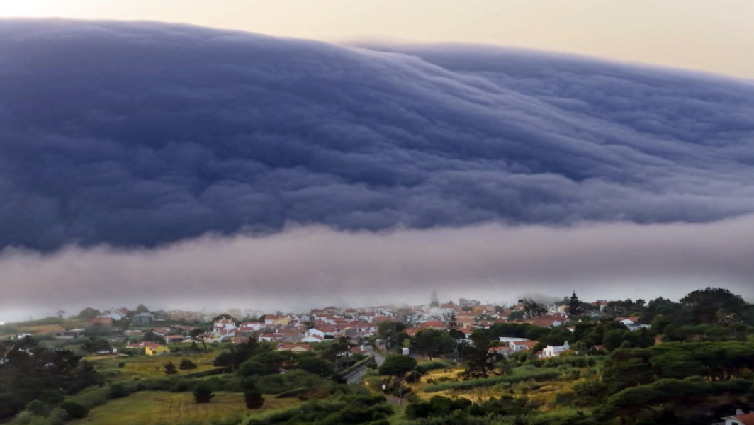 Video&Foto Fenomen meteo spectaculos înregistrat duminică în Portugalia. „Arăta ca un tsunami”