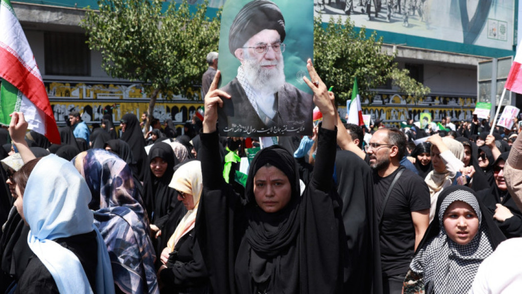 Analiză Opțiunile ayatollahului. Ali Khamenei se confruntă cu cea mai gravă provocare din cei 36 de ani în care a condus Iranul