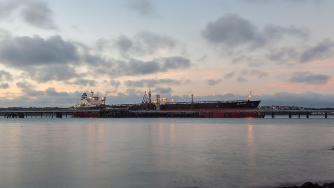 Explozie misterioasă la un petrolier ce transporta 1 milion de barili de petrol. Nava a avut o escală într-un port rusesc