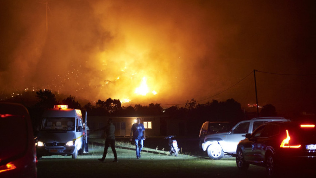 Video Incendii puternice de vegetație pe insula grecească Evia. Peste 1.000 de hectare pârjolite, zeci de localnici evacuați