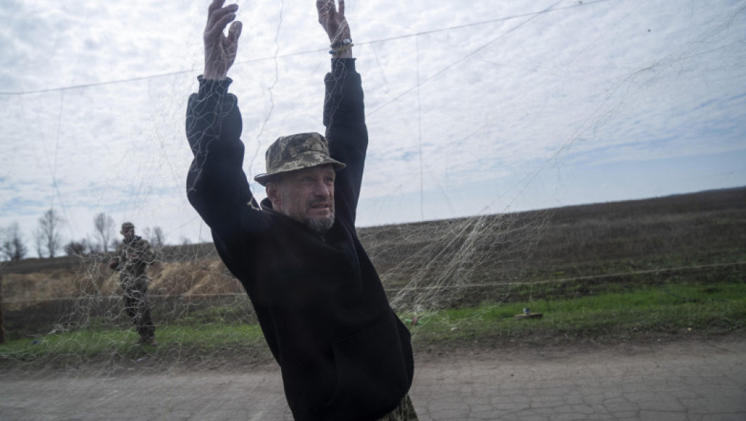 Foto Tehnologiile vechi și noi concurează pe front. Cum „pescuiește” Ucraina dronele rusești cu plase