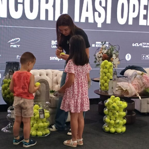 Simona Halep, întâmpinată cu emoție și aplauze la Iași: „A fost visul meu să o văd în carne și oase”