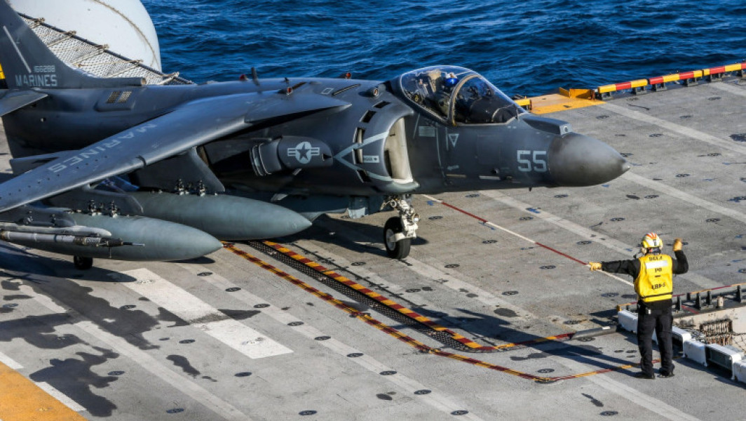 Video Cum a ajuns o firmă de băuturi răcoritoare să „propună” drept premiu un avion cu decolare verticală AV-8B Harrier și scandalul de după