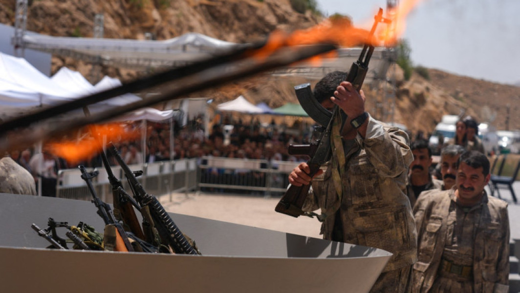 Galerie Foto Combatanții kurzi ai PKK au început dezarmarea și au dat foc armelor într-o ceremonie „istorică şi democratică”