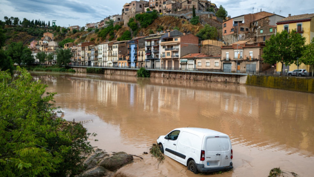 Video Două persoane sunt date dispărute în urma ploilor torențiale din Catalonia. Circulația feroviară a fost perturbată