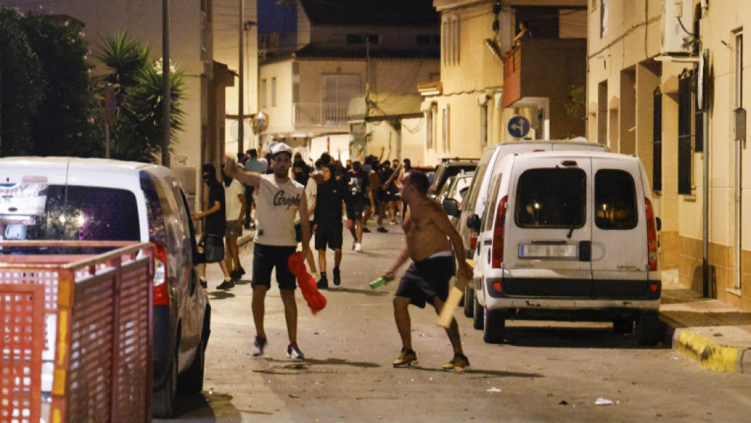 Video Violențe anti-imigranți într-un oraș din Spania. Zeci de tineri ultrași au ieșit în stradă. Localitatea e în stare de alertă