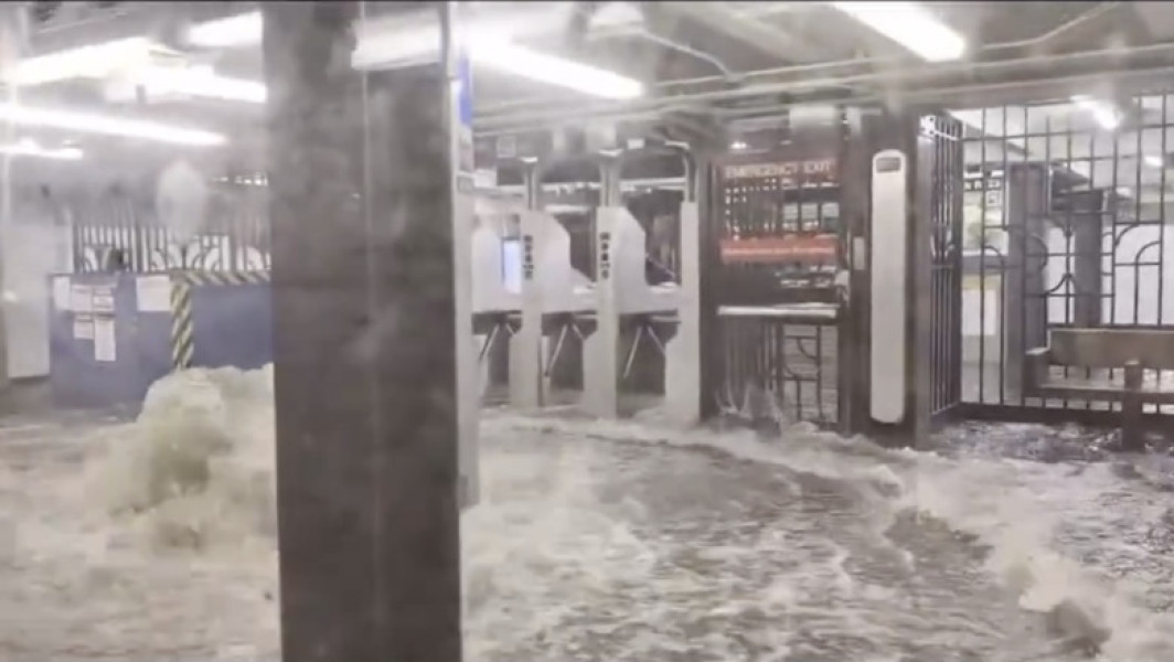 Video Inundații la New York: metroul și străzile metropolei americane, sub ape după ploi puternice