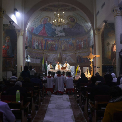 Părintele Gabriel Romanelli, apropiat al papei Francisc, a fost rănit într-un atac israelian asupra bisericii catolice din Fâșia Gaza