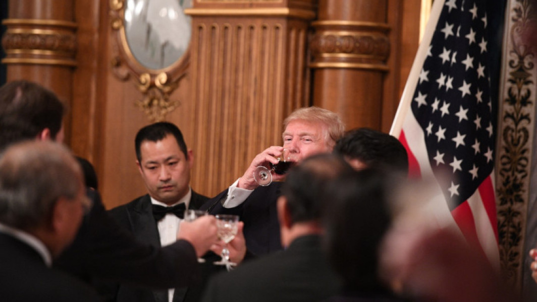 Donald Trump anunță schimbarea îndulcitorului din Coca-Cola vândută în SUA: zahăr din trestie, nu sirop de porumb. Compania nu confirmă