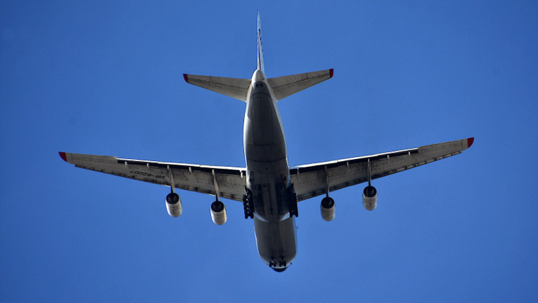 Un avion a aterizat de urgență după ce un pasager s-a luat la ceartă cu o însoțitoare de bord și a încercat să deschidă o ușă, în zbor