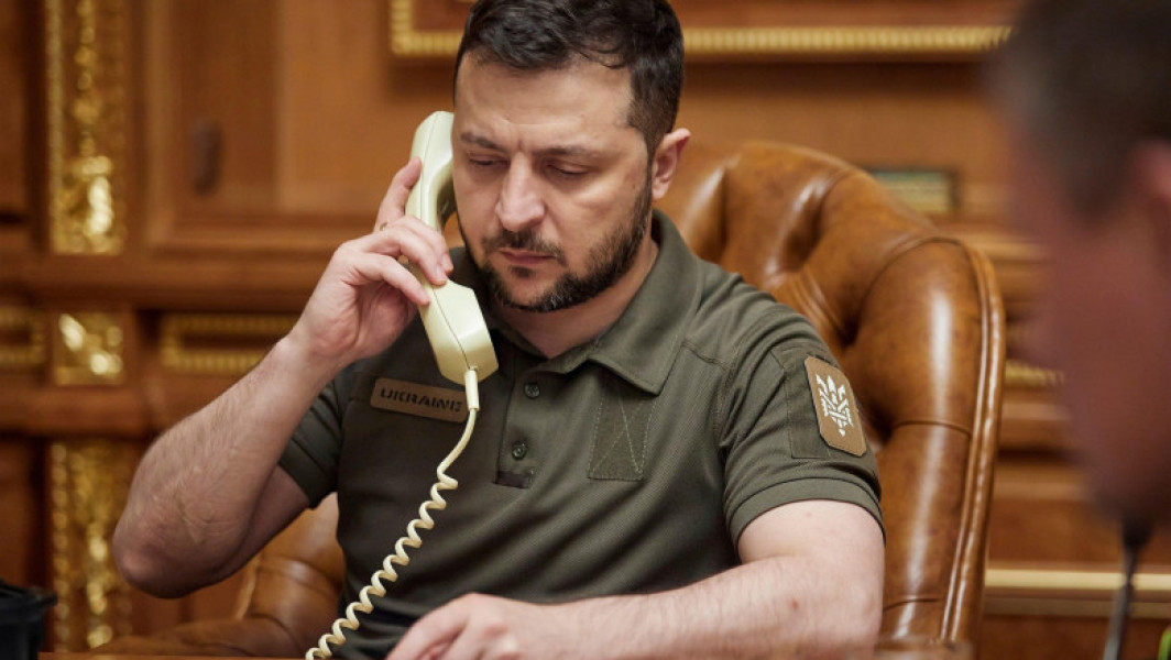 Zelenski a vorbit o oră la telefon cu Macron. Tema: livrări de rachete, drone şi pregătirea piloţilor ucraineni pe avioane Mirage