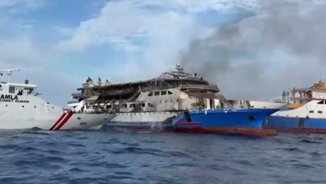 Video Un feribot a luat foc pe mare în Indonezia. 568 de persoane au supravieţuit, trei au murit