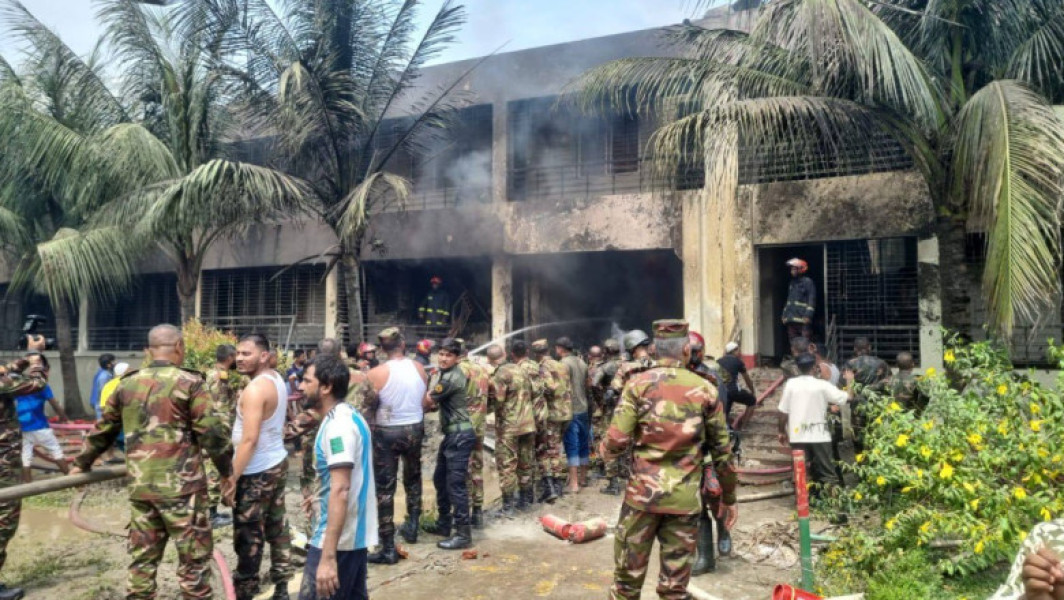 Video Un avion militar de antrenament s-a prăbușit într-un campus școlar din Bangladesh. Cel puțin o persoană și-a pierdut viața