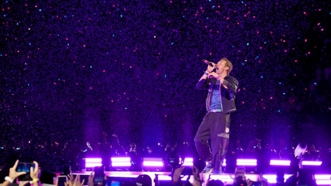 Video Mesajul solistului Coldplay, la primul concert după momentul viral în care CEO-ul Astronomer a fost filmat îmbrățișându-și colega