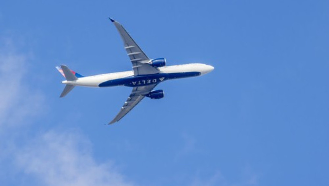 Un avion de pasageri a executat o „manevră agresivă” pentru a evita coliziunea cu un bombardier B-52. Mesajul transmis de pilot