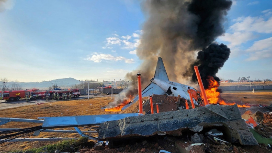 Video Accidentul de avion Jeju Air: piloții au oprit singurul motor funcțional al Boeingului care s-a izbit de zidul de la capătul pistei