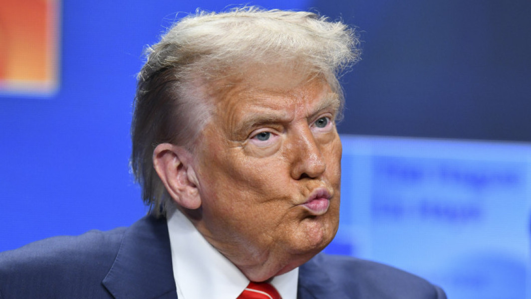 Donald Trump a distribuit un clip fals, în care Barack Obama este arestat și dus la închisoare