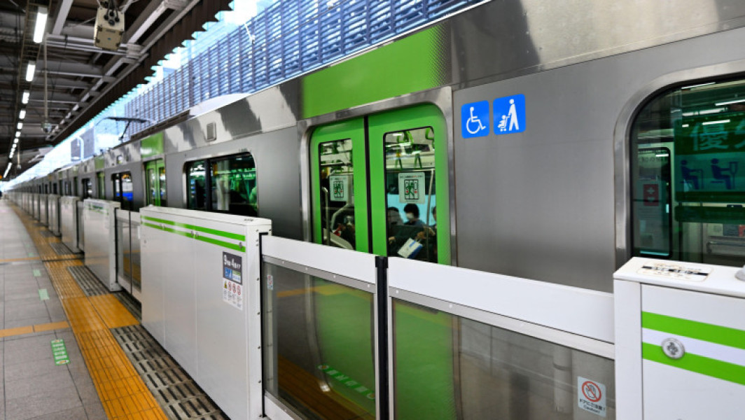Video Panică la metroul din Tokyo, unde bateria portabilă a unui telefon a explodat. Cinci persoane au fost rănite