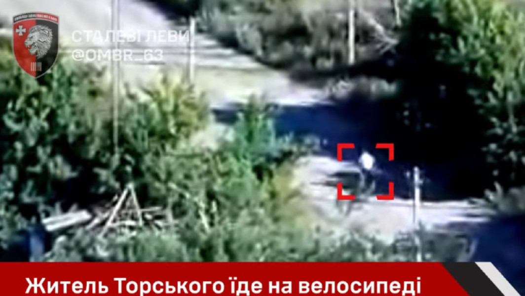Video Momentul în care militarii ruși ascunși în tufișuri împușcă un civil pe bicicletă care trecea pe drum