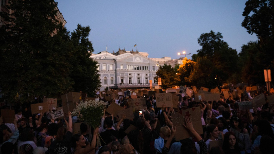 Mii de tineri au ieșit să protesteze în Kiev în ultimele zile în fața biroului lui Zelenski. „Avem nevoie de corectitudine”