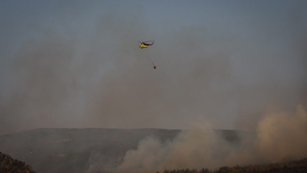 Video Incendii puternice de vegetație în Antalya, regiune în care mulți români se află în vacanță. Mai multe localități au fost evacuate