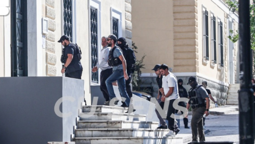 Video Vladimir Plahotniuc şi Constantin Ţuţu au fost aduşi în cătuşe la instanţa din Grecia
