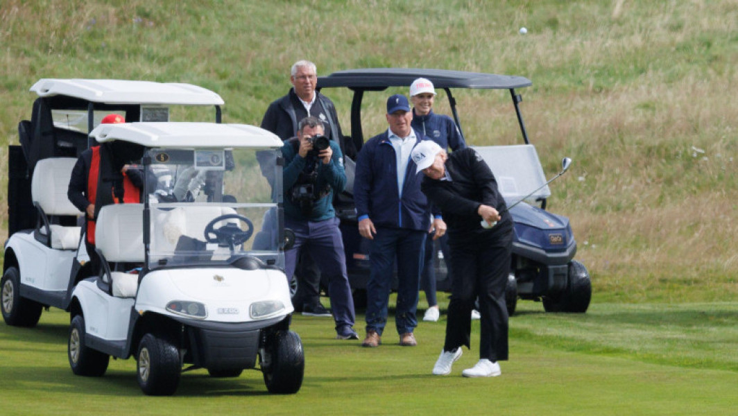 Galerie Foto Donald Trump joacă golf în Scoția sub protecția lunetiștilor. Manifestaţii împotriva sa în mai multe oraşe