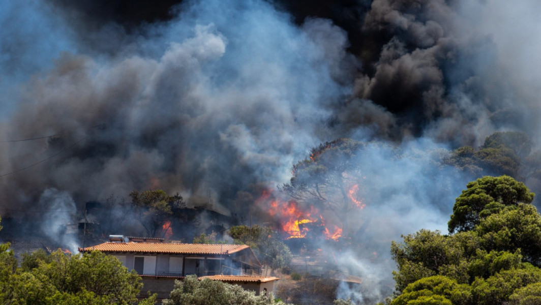 Video Incendii puternice de vegetație în apropiere de Atena. Sute de localnici evacuați. Pompierii au intervenit cu aeronave de stingere