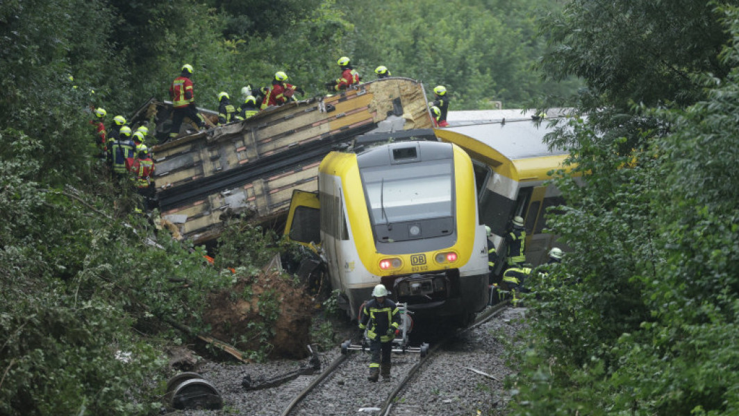 Posibila cauză a accidentului de tren din Germania: o alunecare de teren. Trei oameni au murit și cel puțin 41 au fost răniți