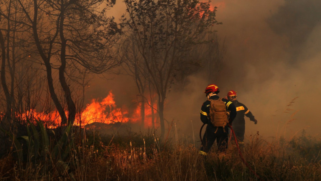 Video Aproape 50 de incendii au izbucnit în Grecia în ultimele două zile. 40 de pompieri români îi ajută pe salvatorii eleni în Attica