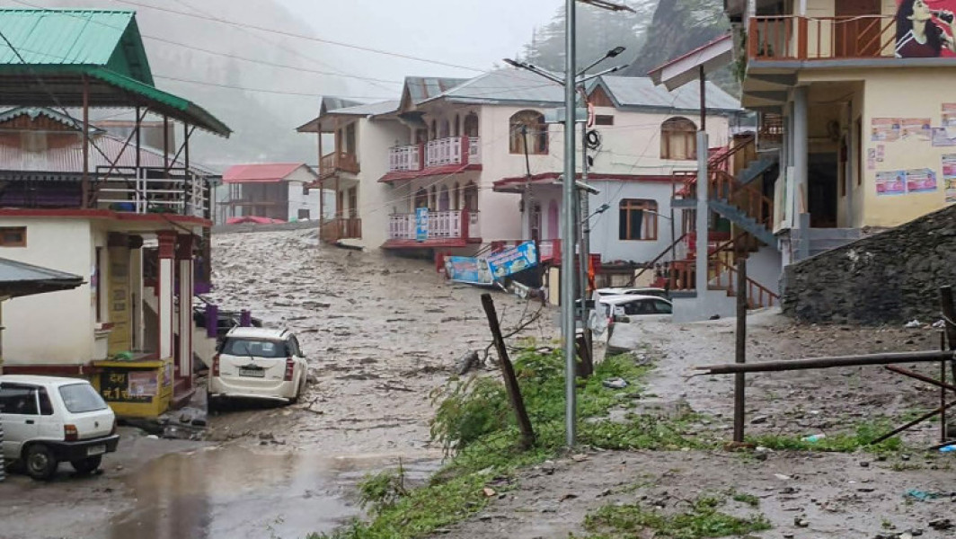 Video Sat indian distrus de viitură, la poalele munților Himalaya: cel puțin 4 morți și peste 50 de dispăruți