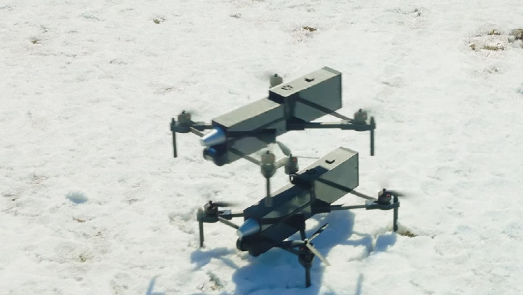 Video Dezvoltatorii sud-coreeni au creat drone cu inteligență artificială care permit unui singur pilot să comande simultan 100 de FPV-uri