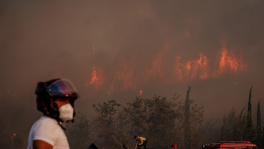 Sute de persoane au fost evacuate în nord-vestul Turciei din cauza incendiilor de vegetaţie și peste 700 de pompieri luptă cu flăcările