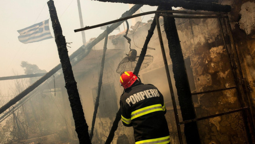 Video S-au aprins din nou pădurile Greciei: aproape 8.000 de oameni evacuați din calea flăcărilor. Zeci de pompieri români trimiși să ajute