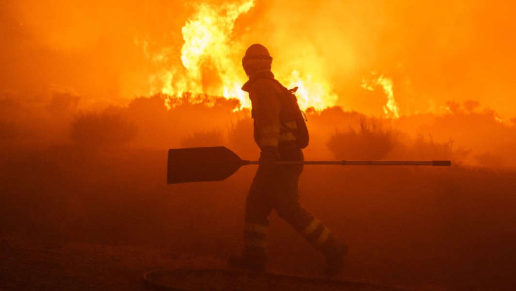 Video Canicula topește sudul Europei. Incendii de vegetație în Spania, unde două persoane au murit. Un localnic a decedat în Franța