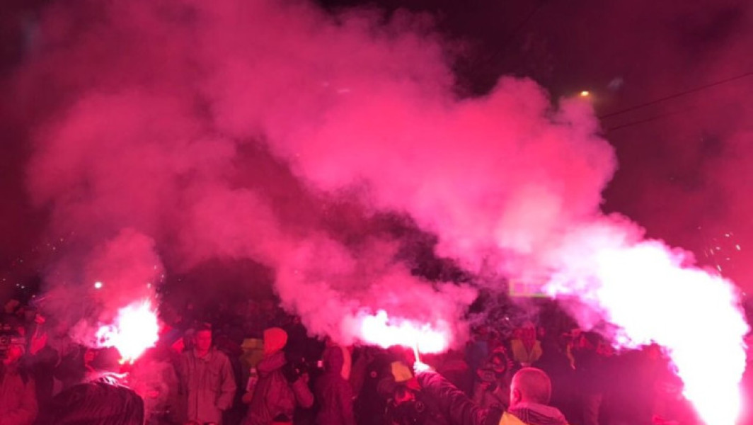Video Proteste violente, cu torțe și petarde, în Serbia. Două tabere s-au confruntat: susținătorii lui Vucic cu manifestanții anti-Guvern