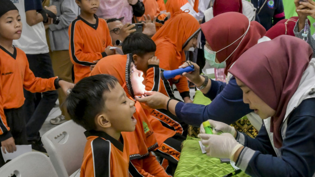 Sute de persoane cu intoxicaţii alimentare, în Indonezia, după ce au luat prânzul la școală