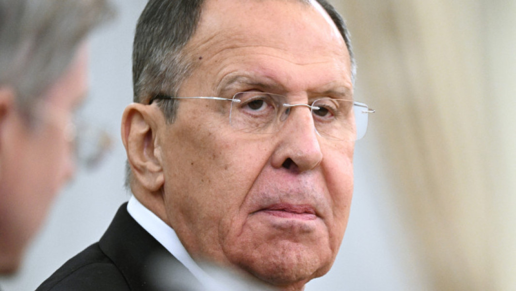 Video Cum îi sfidează ministrul rus de Externe pe americani, înainte de întâlnirea din Alaska. Mesajul afișat pe îmbrăcămintea lui Lavrov