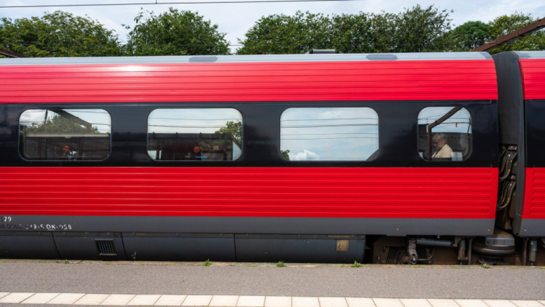 Un tren a deraiat în sudul Danemarcei. Mai multe persoane au fost rănite, operațiunea de salvare este în curs